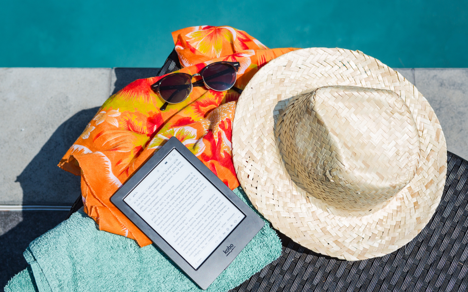 Urlaubsfeeling mit Werbeeffekt Urlaubsausstattung mit Strohhut, Handtuch und Sonnenbrille – perfekte Inspiration für Sommer Werbegeschenke