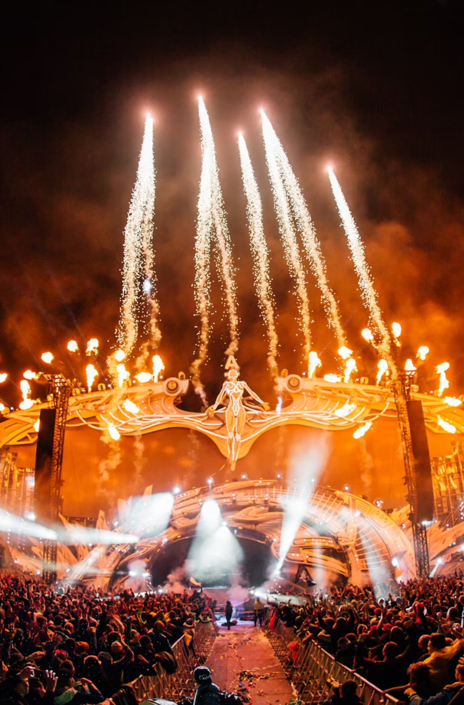 Bühne mit Feuerwerk und Menschenmenge bei Nacht Festivalstimmung mit Pyrotechnik – idealer Kontext für aufmerksamkeitsstarke Werbeartikel und Event-Marketing.