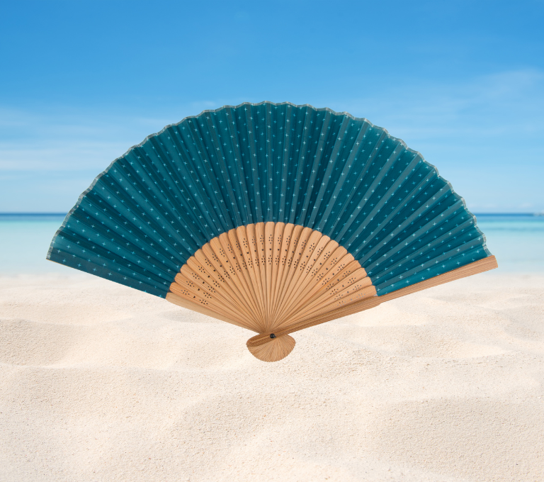 Fächer mit Logo Klassischer Fächer mit Holzgriff am Sandstrand – perfekter Sommer Giveaway für Festivals, Promotion oder Einzelhandel.