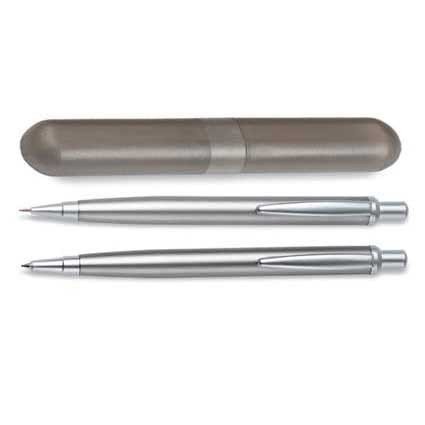 Kugelschreiber und Füller in Kunststoffbox