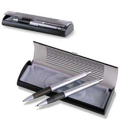 Kugelschreiber und Bleistift in Kunststoffbox